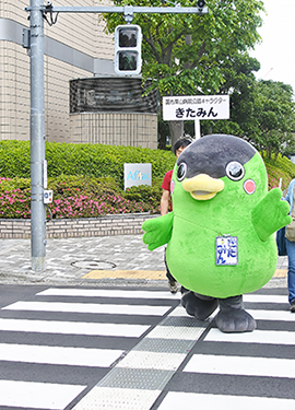 横断歩道を渡るきたみん